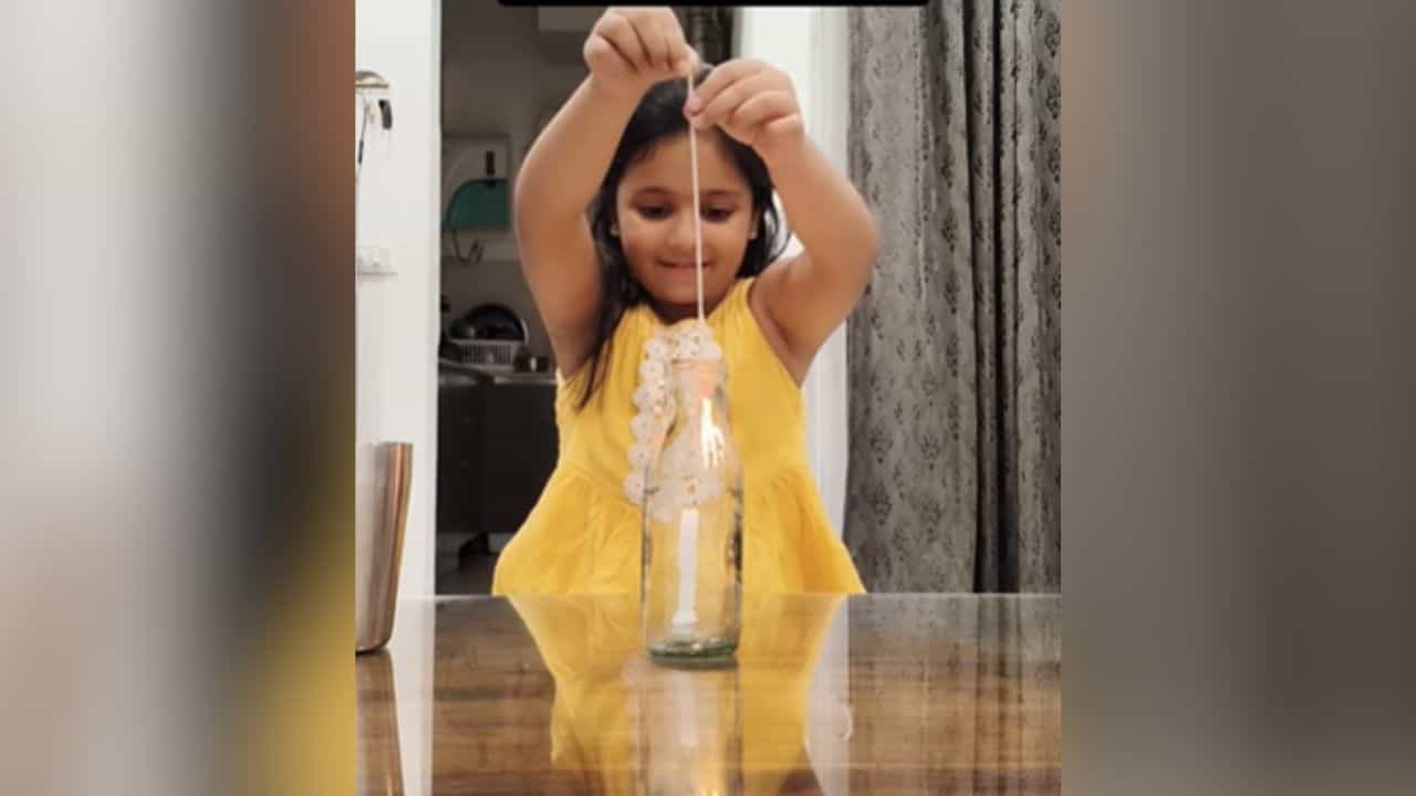 Viral Video: ਜਾਦੂ ਦਿਖਾਉਣ ਦੀ ਕੋਸ਼ਿਸ਼ ਕਰ ਰਹੀ ਸੀ ਬੱਚੀ, ਪਾਪਾ ਨੇ ਖੋਲ੍ਹ ਦਿੱਤੀ ਪੋਲ Viral Video: ਜਾਦੂ ਦਿਖਾਉਣ ਦੀ ਕੋਸ਼ਿਸ਼ ਕਰ ਰਹੀ ਸੀ ਬੱਚੀ, ਪਾਪਾ ਨੇ ਖੋਲ੍ਹ ਦਿੱਤੀ ਪੋਲ