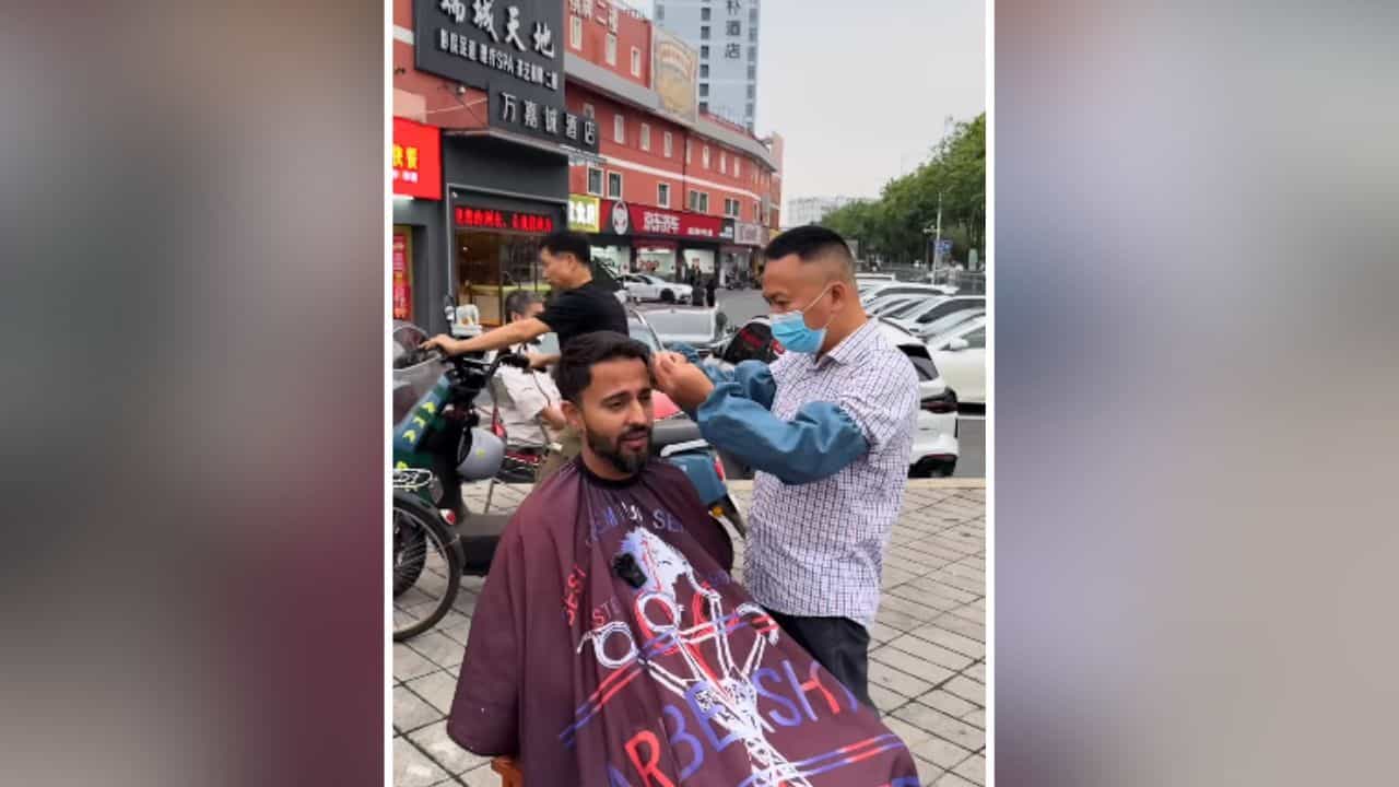 ਚੀਨ ਦੀ ਸੜਕ ਤੇ ਭਾਰਤੀ ਨੇ 100 ਰੁਪਏ ਚ ਕੱਟਵਾਏ ਵਾਲ, VIDEO ਵਾਇਰਲ ਚੀਨ ਦੀ ਸੜਕ ਤੇ ਭਾਰਤੀ ਨੇ 100 ਰੁਪਏ ਚ ਕੱਟਵਾਏ ਵਾਲ, VIDEO ਵਾਇਰਲ