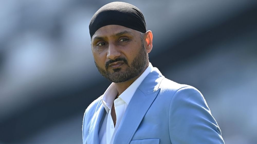 2001 ਵਿੱਚ ਆਸਟ੍ਰੇਲੀਆਈ ਟੀਮ ਦੀ ਲਗਾਤਾਰ 15 ਟੈਸਟ ਮੈਚਾਂ ਦੀ ਜਿੱਤ ਦੀ ਲੜੀ ਨੂੰ ਰੋਕਣ ਵਿੱਚ ਮੁੱਖ ਭੂਮਿਕਾ ਨਿਭਾਉਣ ਵਾਲੇ ਹਰਭਜਨ ਸਿੰਘ ਹੁਣ 45 ਸਾਲਾਂ ਦੇ ਹੋ ਗਏ ਹਨ। ਆਸਟ੍ਰੇਲੀਆ ਵਿਰੁੱਧ ਉਸ ਤਿੰਨ ਟੈਸਟ ਮੈਚਾਂ ਦੀ ਲੜੀ ਵਿੱਚ, ਹਰਭਜਨ ਸਿੰਘ ਨੇ ਹੈਟ੍ਰਿਕ ਸਮੇਤ ਕੁੱਲ 32 ਵਿਕਟਾਂ ਲਈਆਂ। ਹਾਲਾਂਕਿ, ਇੱਕ ਸਮਾਂ ਅਜਿਹਾ ਆਇਆ ਜਦੋਂ ਹਰਭਜਨ ਸਿੰਘ ਨੇ ਕ੍ਰਿਕਟ ਛੱਡਣ ਦਾ ਫੈਸਲਾ ਕਰ ਲਿਆ। (Photo-Gareth Copley-ICC/ICC via Getty Images)