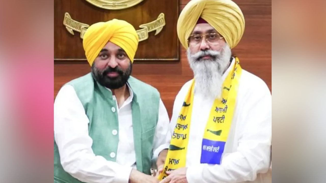 ਤਰਨਤਾਰਨ ਜ਼ਿਮਨੀ ਚੋਣ: AAP ਨੇ ਹਰਮੀਤ ਸੰਧੂ ਨੂੰ ਬਣਾਇਆ ਹਲਕਾ ਇੰਚਾਰਜ, ਕੁੱਝ ਦਿਨ ਪਹਿਲਾਂ ਹੀ ਪਾਰਟੀ ‘ਚ ਹੋਏ ਸਨ ਸ਼ਾਮਲ ਤਰਨਤਾਰਨ ਜ਼ਿਮਨੀ ਚੋਣ: AAP ਨੇ ਹਰਮੀਤ ਸੰਧੂ ਨੂੰ ਬਣਾਇਆ ਹਲਕਾ ਇੰਚਾਰਜ, ਕੁੱਝ ਦਿਨ ਪਹਿਲਾਂ ਹੀ ਪਾਰਟੀ ‘ਚ ਹੋਏ ਸਨ ਸ਼ਾਮਲ
