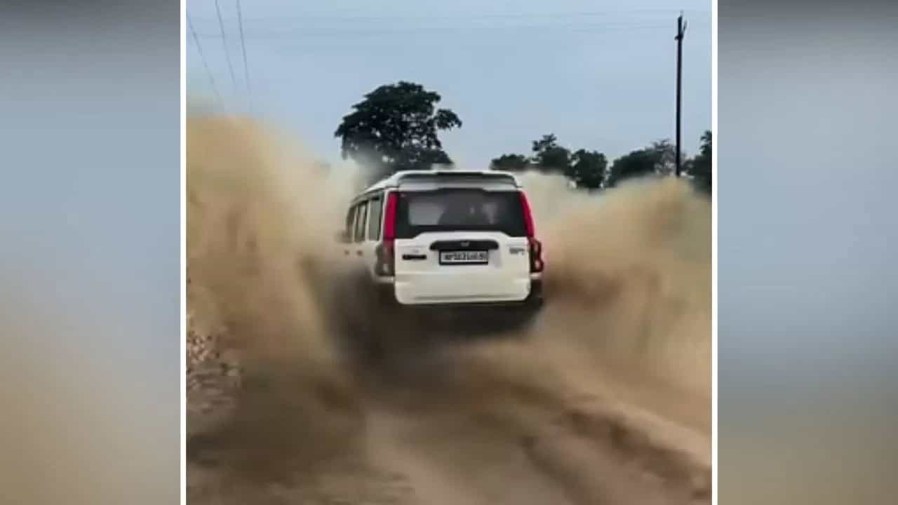 Viral Video: ਇਸਨੂੰ ਕਹਿੰਦੇ ਹਨ ਇੰਸਟੈਂਟ ਕਰਮਾ! ਲੋਕਾਂ ਨੂੰ ਭਿੱਗੋਂਦਿਆਂ ਨਿਕਲੀ ਕਾਰ, ਫਿਰ ਜੋ ਹੋਇਆ...