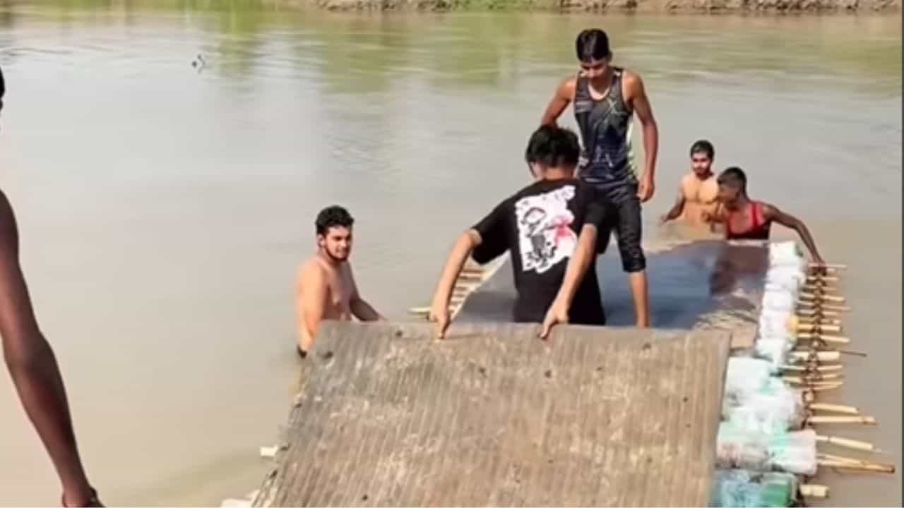 Viral Video: ਕਬਾੜ ਦੀਆਂ ਬੋਤਲਾਂ ਤੋਂ ਮੁੰਡਿਆਂ ਨੇ ਤਿਆਰ ਕੀਤੀ ਕ੍ਰਿਕਟ ਪਿੱਚ, ਜੁਗਾੜ ਹੋ ਗਿਆ ਹਿੱਟ Viral Video: ਕਬਾੜ ਦੀਆਂ ਬੋਤਲਾਂ ਤੋਂ ਮੁੰਡਿਆਂ ਨੇ ਤਿਆਰ ਕੀਤੀ ਕ੍ਰਿਕਟ ਪਿੱਚ, ਜੁਗਾੜ ਹੋ ਗਿਆ ਹਿੱਟ