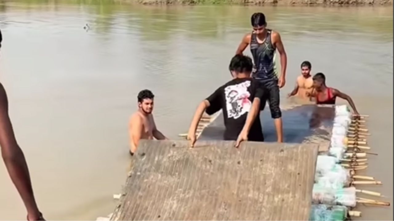 Viral Video: ਕਬਾੜ ਦੀਆਂ ਬੋਤਲਾਂ ਤੋਂ ਮੁੰਡਿਆਂ ਨੇ ਤਿਆਰ ਕੀਤੀ ਕ੍ਰਿਕਟ ਪਿੱਚ, ਜੁਗਾੜ ਹੋ ਗਿਆ ਹਿੱਟ