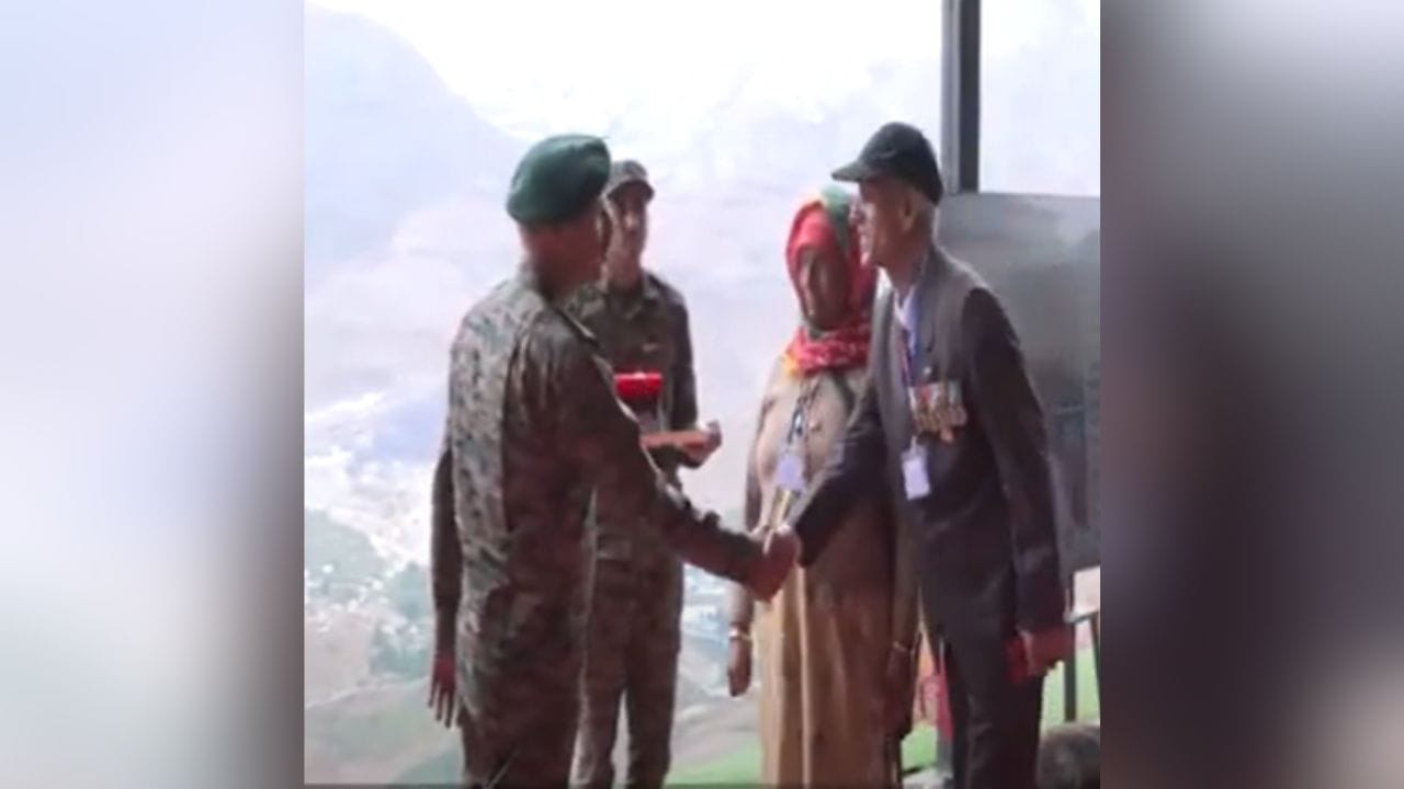 ਵਿਜੇ ਦਿਵਸ ਤੋਂ ਪਹਿਲਾਂ ਕਾਰਗਿਲ ਪਹੁੰਚੇ ਸ਼ਹੀਦਾਂ ਦੇ ਪਰਿਵਾਰ, ਯਾਦ ਕੀਤੇ ਭਾਵੁਕ ਪਲ