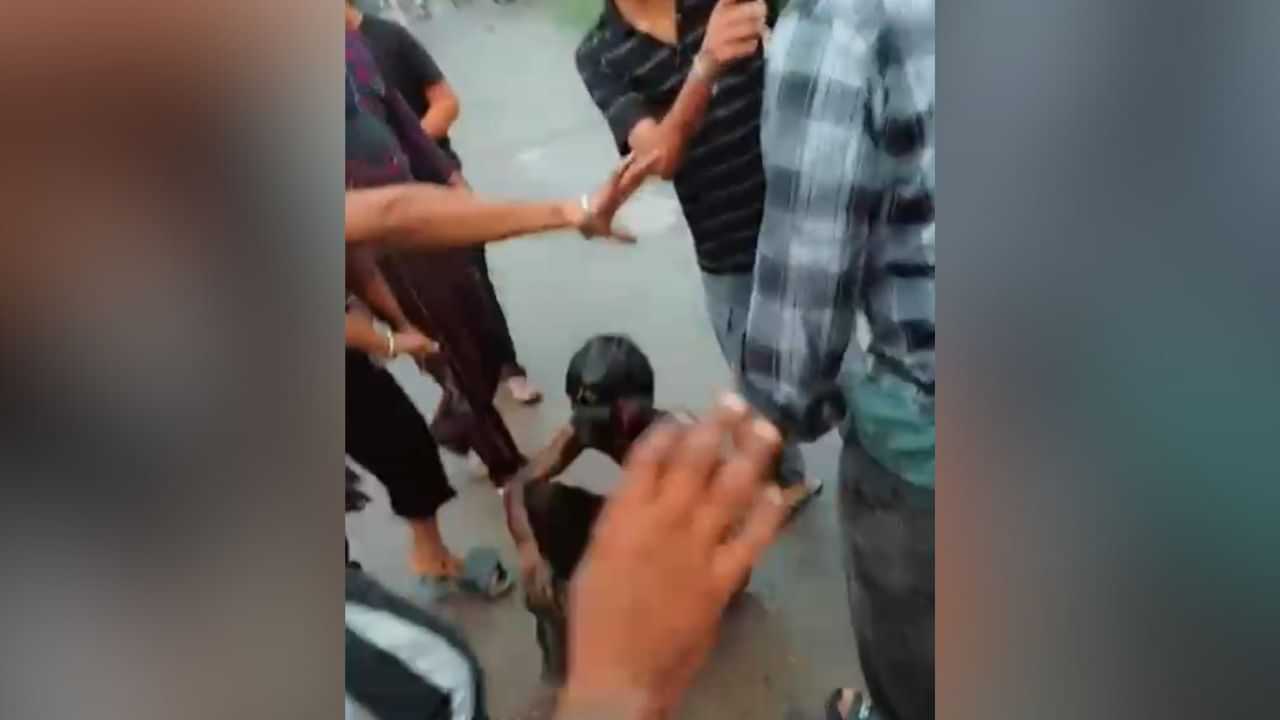 ਲੁਧਿਆਣਾ ਚ ਕੋਰਟ ਮੈਰਿਜ ਕਰਵਾਉਣਾ ਨੌਜਵਾਨ ਨੂੰ ਪਿਆ ਭਾਰਾ, ਅੱਧ-ਨੰਗਾ ਤੇ ਗੰਜਾ ਕਰ ਘੁੰਮਾਇਆ ਲੁਧਿਆਣਾ ਚ ਕੋਰਟ ਮੈਰਿਜ ਕਰਵਾਉਣਾ ਨੌਜਵਾਨ ਨੂੰ ਪਿਆ ਭਾਰਾ, ਅੱਧ-ਨੰਗਾ ਤੇ ਗੰਜਾ ਕਰ ਘੁੰਮਾਇਆ