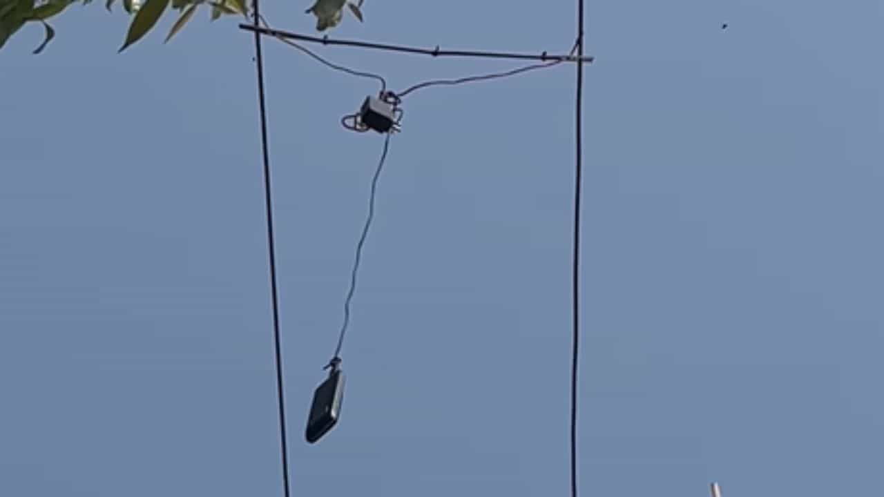 Viral Jugaad Video: ਸ਼ਖਸ ਨੇ ਫ਼ੋਨ ਚਾਰਜ ਕਰਨ ਲਈ ਖ਼ਤਰਨਾਕ ਜੁਗਾੜ ਲਗਾਇਆ, ਜ਼ਬਰਦਸਤ ਤਰੀਕੇ ਨਾਲ ਚੁਰਾਇਆ ਚਲਦਾ ਕਰੰਟ Viral Jugaad Video: ਸ਼ਖਸ ਨੇ ਫ਼ੋਨ ਚਾਰਜ ਕਰਨ ਲਈ ਖ਼ਤਰਨਾਕ ਜੁਗਾੜ ਲਗਾਇਆ, ਜ਼ਬਰਦਸਤ ਤਰੀਕੇ ਨਾਲ ਚੁਰਾਇਆ ਚਲਦਾ ਕਰੰਟ