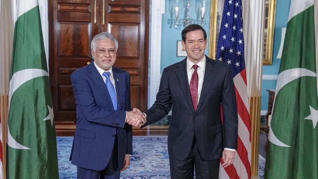 ਅਮਰੀਕਾ ਦੀ ਦੋਹਰੀ ਨੀਤੀ? ਪਹਿਲਾਂ TRF ਤੇ ਪਾਬੰਦੀ, ਹੁਣ ਪਾਕਿਸਤਾਨ ਨੂੰ ਦੱਸਿਆ ਅੱਤਵਾਦੀਆਂ ਨਾਲ ਲੜਨ ਵਾਲਾ ਅਮਰੀਕਾ ਦੀ ਦੋਹਰੀ ਨੀਤੀ? ਪਹਿਲਾਂ TRF ਤੇ ਪਾਬੰਦੀ, ਹੁਣ ਪਾਕਿਸਤਾਨ ਨੂੰ ਦੱਸਿਆ ਅੱਤਵਾਦੀਆਂ ਨਾਲ ਲੜਨ ਵਾਲਾ