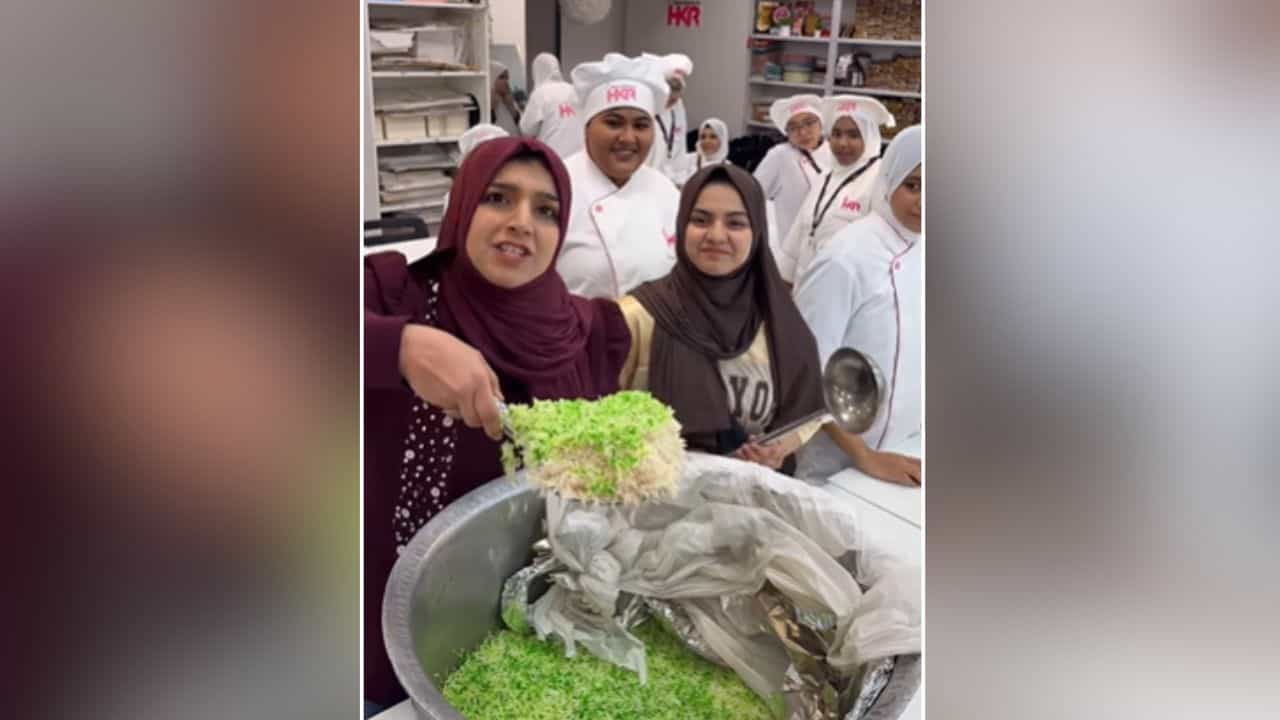 Viral Video: ਔਰਤ ਨੇ ਬਣਾਈ Matcha Biryani ...ਰੈਸਿਪੀ ਦੇਖ ਕੇ ਹੈਰਾਨ ਰਹਿ ਗਏ ਲੋਕ!