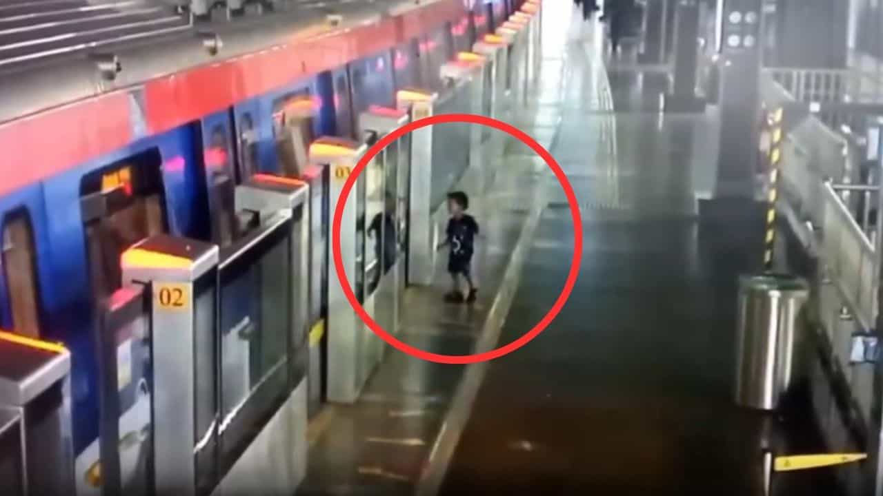 OMG: ਲਾਪਰਵਾਹੀ ਪੈ ਸਕਦੀ ਸੀ ਮਹਿੰਗੀ! ਮੁੰਬਈ ਮੈਟਰੋ ਵਿੱਚ ਇੰਝ ਬਚੀ ਬੱਚੇ ਦੀ ਜਾਨ; CCTV ਚ ਕੈਦ ਹੋਈ ਪੂਰੀ ਘਟਨਾ OMG: ਲਾਪਰਵਾਹੀ ਪੈ ਸਕਦੀ ਸੀ ਮਹਿੰਗੀ! ਮੁੰਬਈ ਮੈਟਰੋ ਵਿੱਚ ਇੰਝ ਬਚੀ ਬੱਚੇ ਦੀ ਜਾਨ; CCTV ਚ ਕੈਦ ਹੋਈ ਪੂਰੀ ਘਟਨਾ