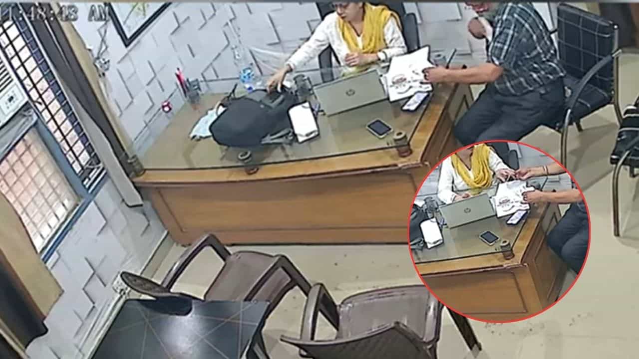 ਗੁਰਦਾਸਪੁਰ: ਰਿਸ਼ਵਤ ਲੈਣ ਵਾਲੀ ਨਾਇਬ ਤਹਿਸੀਲਦਾਰ ਸਸਪੈਂਡ, ਲੋਕਾਂ ਨੇ ਮੈਡਮ ਖਿਲਾਫ਼ ਦਿੱਤਾ ਧਰਨਾ ਗੁਰਦਾਸਪੁਰ: ਰਿਸ਼ਵਤ ਲੈਣ ਵਾਲੀ ਨਾਇਬ ਤਹਿਸੀਲਦਾਰ ਸਸਪੈਂਡ, ਲੋਕਾਂ ਨੇ ਮੈਡਮ ਖਿਲਾਫ਼ ਦਿੱਤਾ ਧਰਨਾ