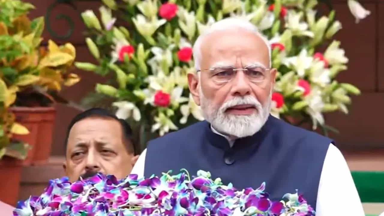 ਆਪ੍ਰੇਸ਼ਨ ਸਿੰਦੂਰ ਪੂਰੀ ਤਰ੍ਹਾਂ ਸਫਲ, ਬੰਬ-ਬੰਦੂਕਾਂ ਦੇ ਅੱਗੇ ਜਿੱਤ ਰਿਹਾ ਸੰਵਿਧਾਨ, ਮਾਨਸੂਨ ਸੈਸ਼ਨ ਤੋਂ ਪਹਿਲਾਂ ਬੋਲੇ ਪ੍ਰਧਾਨ ਮੰਤਰੀ ਮੋਦੀ ਆਪ੍ਰੇਸ਼ਨ ਸਿੰਦੂਰ ਪੂਰੀ ਤਰ੍ਹਾਂ ਸਫਲ, ਬੰਬ-ਬੰਦੂਕਾਂ ਦੇ ਅੱਗੇ ਜਿੱਤ ਰਿਹਾ ਸੰਵਿਧਾਨ, ਮਾਨਸੂਨ ਸੈਸ਼ਨ ਤੋਂ ਪਹਿਲਾਂ ਬੋਲੇ ਪ੍ਰਧਾਨ ਮੰਤਰੀ ਮੋਦੀ