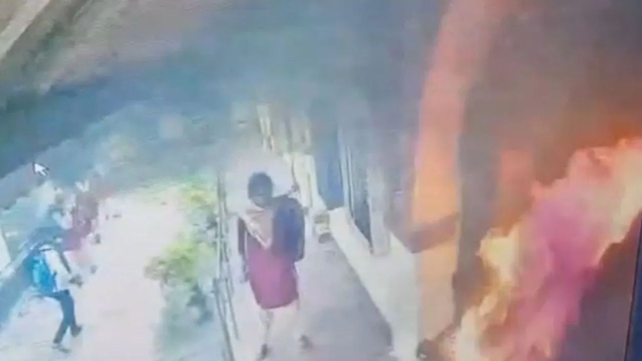 ਪ੍ਰੋਫੈਸਰ ਦੇ ਸਰੀਰਕ ਤੇ ਮਾਨਸਿਕ ਉਤਪੀੜਨ ਤੋਂ ਤੰਗ ਵਿਦਿਆਰਥਣ ਨੇ ਖੁੱਦ ਨੂੰ ਲਗਾਈ ਅੱਗ, ਘਟਨਾ ਸੀਸੀਟੀਵੀ 'ਚ ਕੈਦ