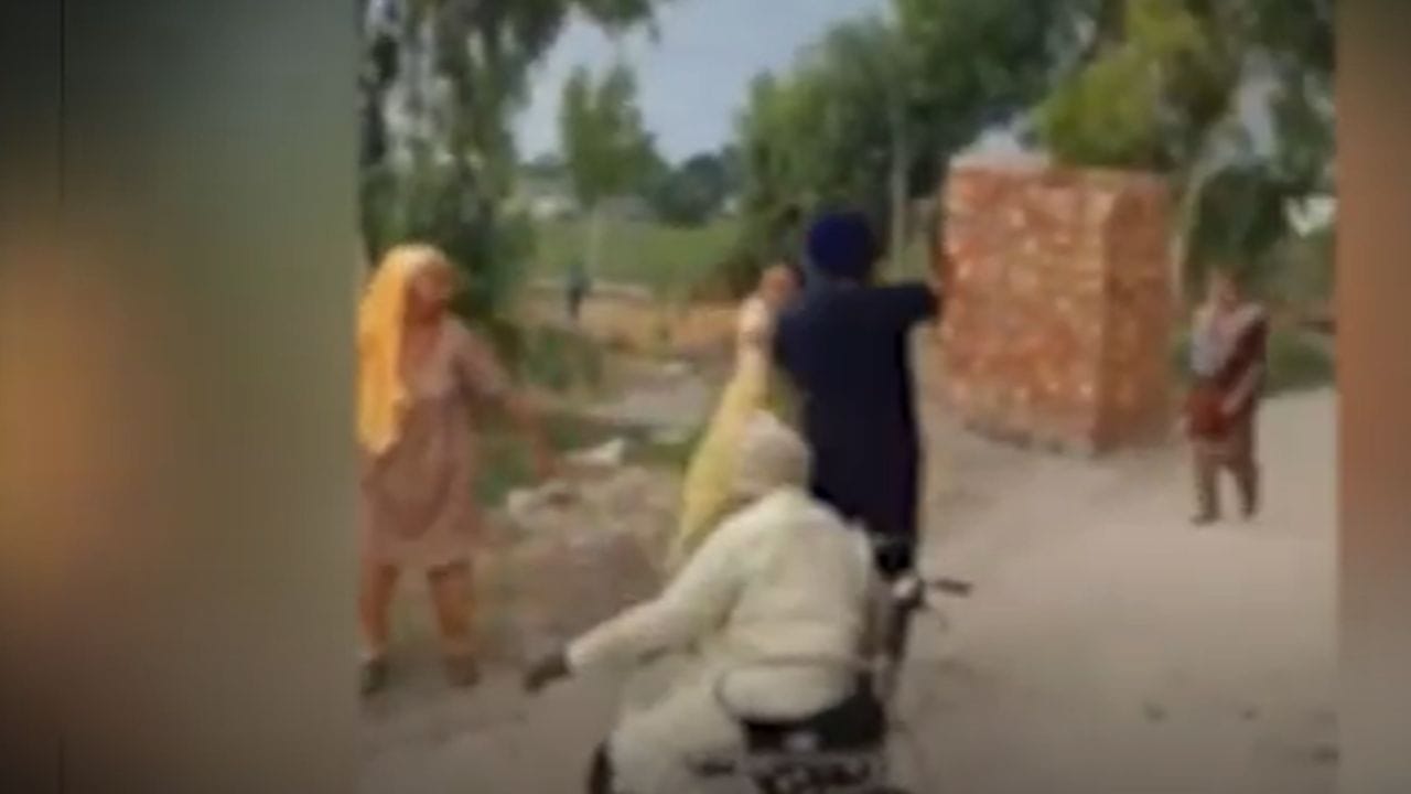 ਕਪੂਰਥਲਾ 'ਚ ਸ਼ਖਸ ਨੇ ਦਿਵਆਂਗ ਅਤੇ ਔਰਤ ਨੂੰ ਬੇਰਹਿਮੀ ਨਾਲ ਕੁੱਟਿਆ, ਵੀਡੀਓ ਦੇਖੋ