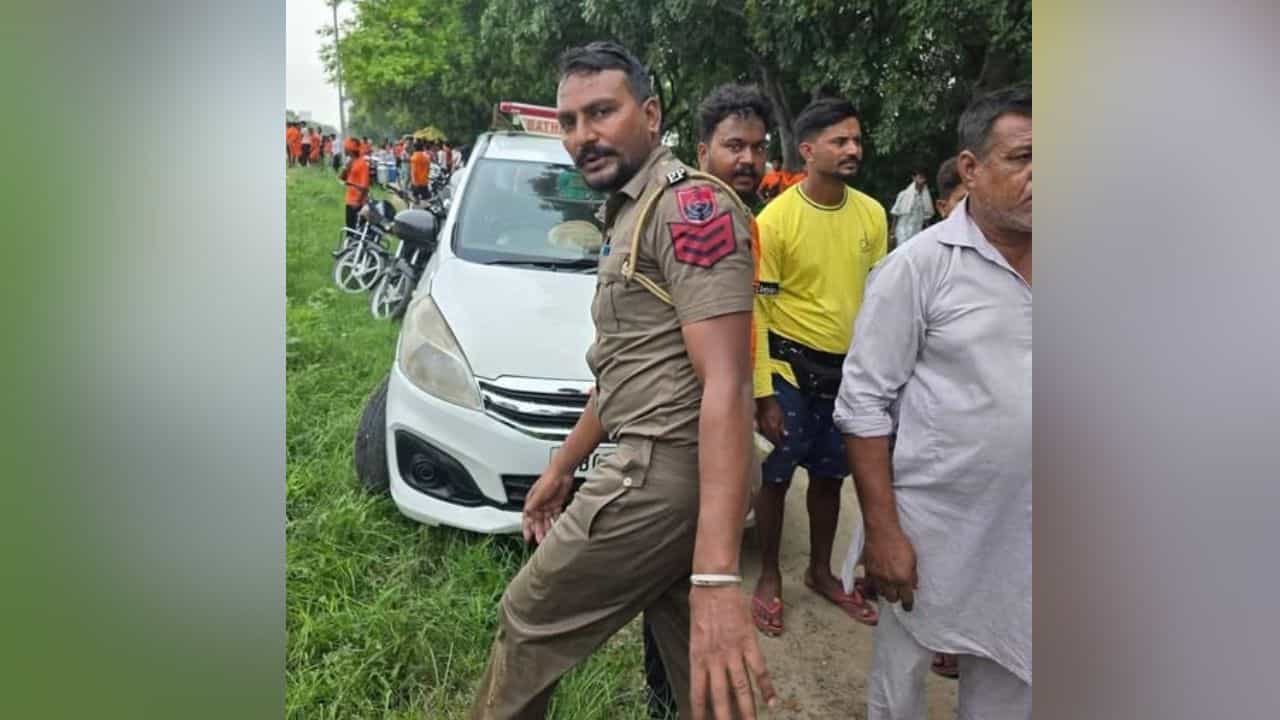 ਨਹਿਰ ਚ ਡੁੱਬਦੀਆਂ 11 ਜ਼ਿੰਦਗੀਆਂ ਬਚਾਈਆਂ... ਪੰਜਾਬ ਪੁਲਿਸ ਮੁਲਾਜ਼ਮ ਦਾ ਹੋਵੇਗਾ ਵਿਸ਼ੇਸ਼ ਸਨਮਾਨ ਨਹਿਰ ਚ ਡੁੱਬਦੀਆਂ 11 ਜ਼ਿੰਦਗੀਆਂ ਬਚਾਈਆਂ... ਪੰਜਾਬ ਪੁਲਿਸ ਮੁਲਾਜ਼ਮ ਦਾ ਹੋਵੇਗਾ ਵਿਸ਼ੇਸ਼ ਸਨਮਾਨ