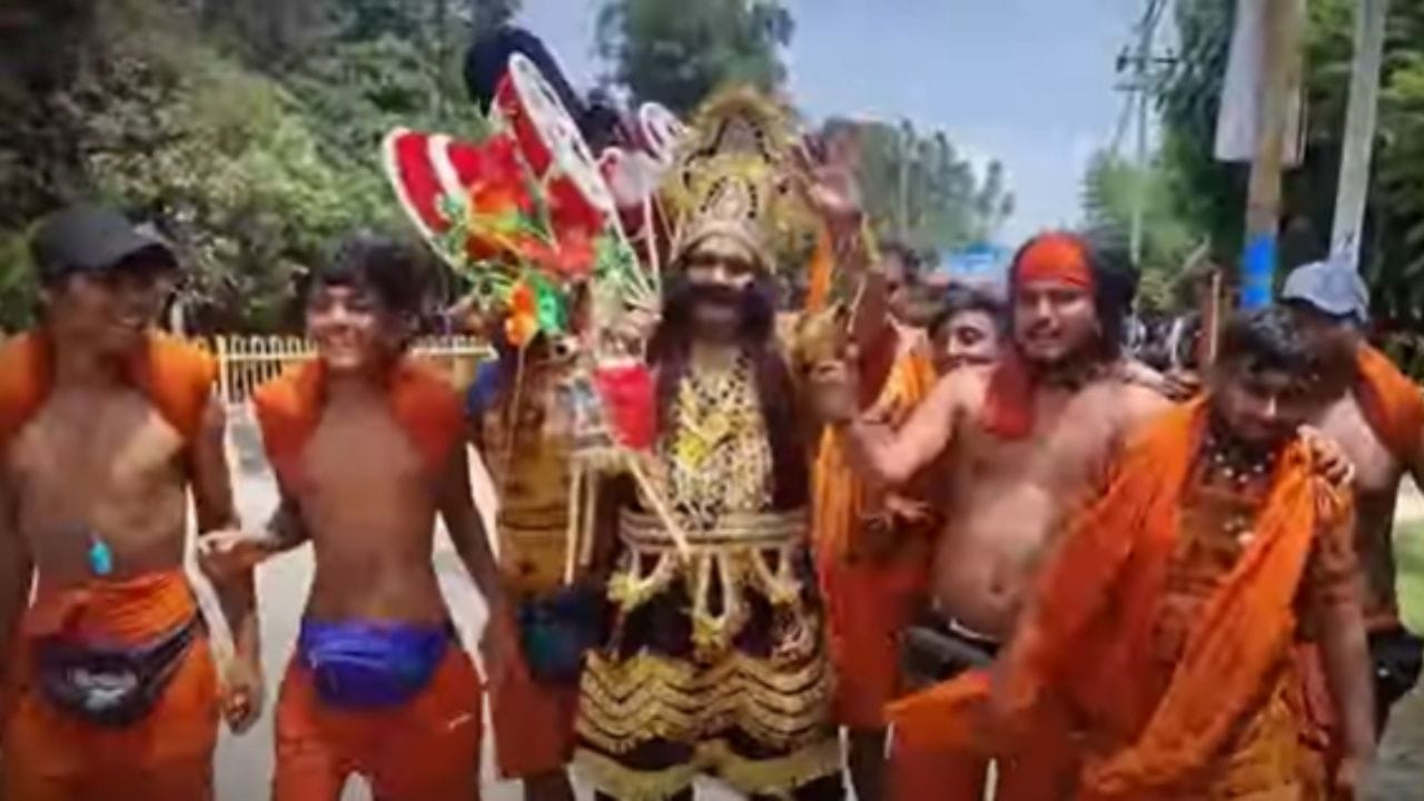 ਮੁਜ਼ੱਫਰਨਗਰ ਤੋਂ ਕੰਵੜ ਲੈ ਕੇ ਦਿੱਲੀ ਜਾ ਰਿਹਾ ਹੈ 'ਰਾਵਣ', ਇਸ ਭੇਸ ਬਦਲਣ ਦਾ ਕਾਰਨ ਜਾਣ ਕੇ ਹੋ ਜਾਓਗੇ ਹੈਰਾਨ