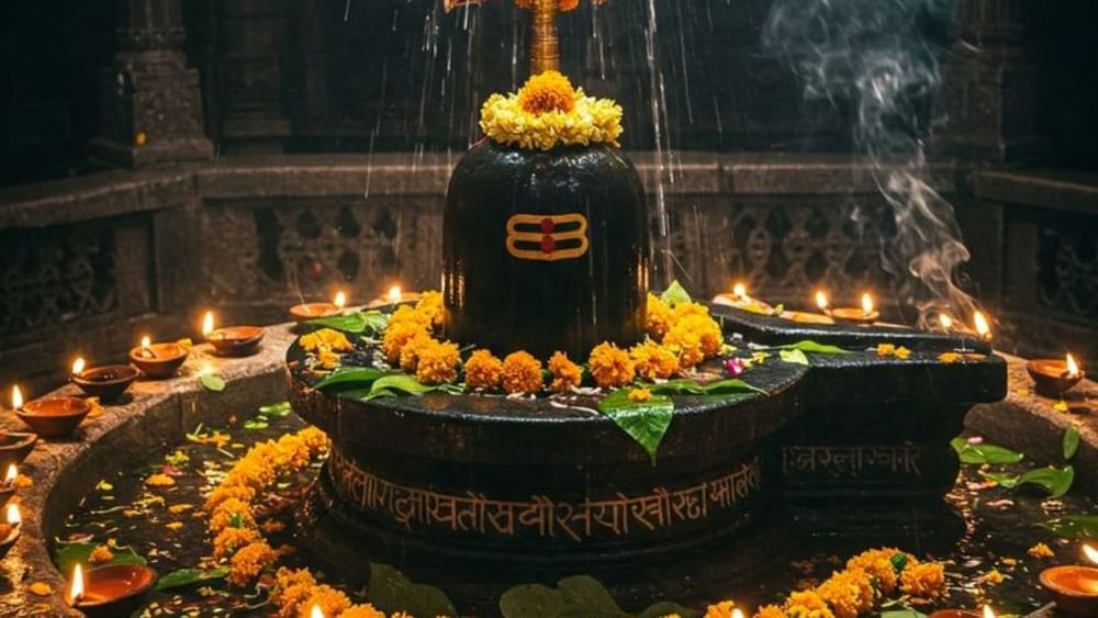 ਸ਼ਿਵ ਪੁਰਾਣ ਦੇ ਅਨੁਸਾਰ, ਸ਼ਿਵਲਿੰਗ 'ਤੇ ਫੁੱਲ ਚੜ੍ਹਾਉਣ ਨਾਲ ਭਗਵਾਨ ਸ਼ਿਵ ਪ੍ਰਸੰਨ ਹੁੰਦੇ ਹਨ ਅਤੇ ਭਗਤ ਦੀਆਂ ਇੱਛਾਵਾਂ ਪੂਰੀਆਂ ਹੁੰਦੀਆਂ ਹਨ। ਸ਼ਿਵਲਿੰਗ 'ਤੇ ਵੱਖ-ਵੱਖ ਕਿਸਮਾਂ ਦੇ ਫੁੱਲ ਚੜ੍ਹਾਉਣ ਨਾਲ ਵੱਖ-ਵੱਖ ਨਤੀਜੇ ਮਿਲਦੇ ਹਨ ਜਿਵੇਂ ਕਿ ਸ਼ਮੀ ਦੇ ਫੁੱਲ ਖੁਸ਼ੀ ਅਤੇ ਖੁਸ਼ਹਾਲੀ ਲਈ, ਬੇਲਾ ਦੇ ਫੁੱਲ ਵਿਆਹੁਤਾ ਖੁਸ਼ੀ ਲਈ ਅਤੇ ਓਲੀਐਂਡਰ ਦੇ ਫੁੱਲ ਧਨ ਲਈ ਚੜ੍ਹਾਏ ਜਾਂਦੇ ਹਨ।