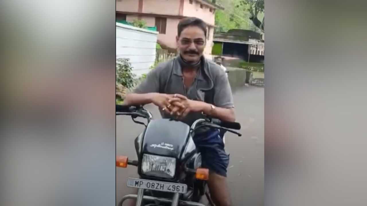 Viral News: ਗਲੇ ਵਿੱਚ ਜ਼ਹਿਰੀਲਾ ਸੱਪ ਪਾ ਕੇ ਬਾਈਕ ਤੇ ਨਿਕਲਿਆ, ਰੀਲ ਬਣਾਉਣ ਦੇ ਚੱਕਰ ਚ ਹੋਈ ਮੌਤ