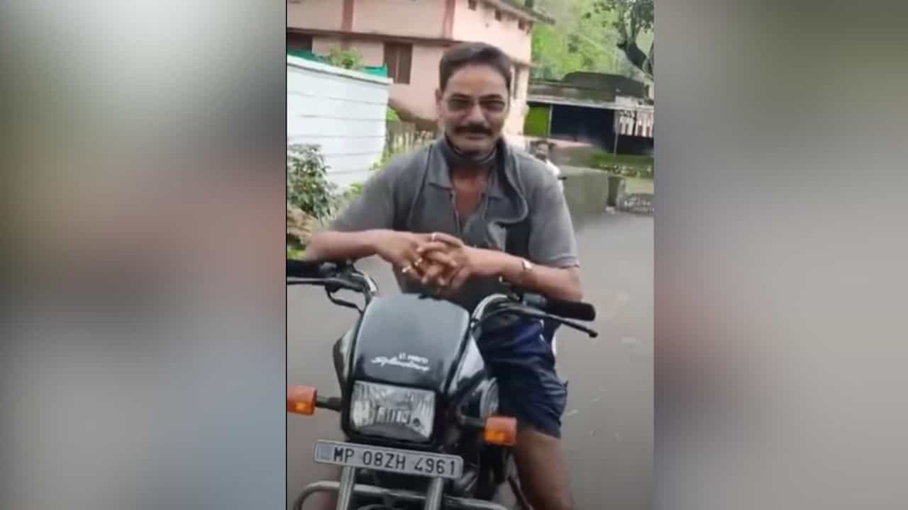 Viral News: ਗਲੇ ਵਿੱਚ ਜ਼ਹਿਰੀਲਾ ਸੱਪ ਪਾ ਕੇ ਬਾਈਕ ਤੇ ਨਿਕਲਿਆ, ਰੀਲ ਬਣਾਉਣ ਦੇ ਚੱਕਰ ਚ ਹੋਈ ਮੌਤ Viral News: ਗਲੇ ਵਿੱਚ ਜ਼ਹਿਰੀਲਾ ਸੱਪ ਪਾ ਕੇ ਬਾਈਕ ਤੇ ਨਿਕਲਿਆ, ਰੀਲ ਬਣਾਉਣ ਦੇ ਚੱਕਰ ਚ ਹੋਈ ਮੌਤ