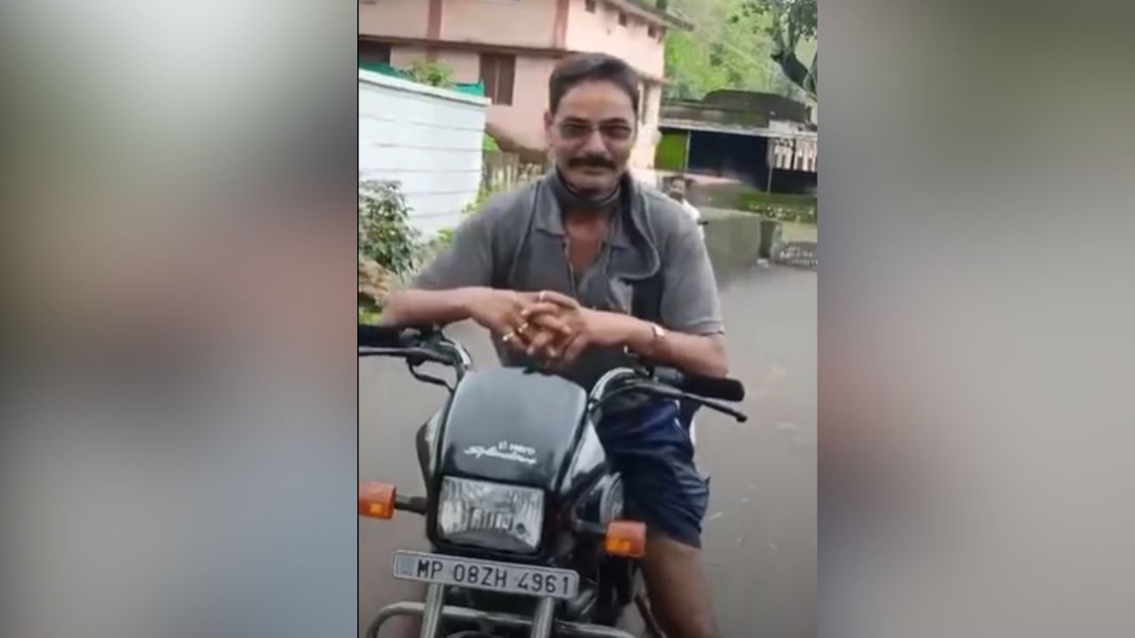 Viral News: ਗਲੇ ਵਿੱਚ ਜ਼ਹਿਰੀਲਾ ਸੱਪ ਪਾ ਕੇ ਬਾਈਕ ‘ਤੇ ਨਿਕਲਿਆ, ਰੀਲ ਬਣਾਉਣ ਦੇ ਚੱਕਰ ‘ਚ ਹੋਈ ਮੌਤ Viral News: ਗਲੇ ਵਿੱਚ ਜ਼ਹਿਰੀਲਾ ਸੱਪ ਪਾ ਕੇ ਬਾਈਕ ‘ਤੇ ਨਿਕਲਿਆ, ਰੀਲ ਬਣਾਉਣ ਦੇ ਚੱਕਰ ‘ਚ ਹੋਈ ਮੌਤ