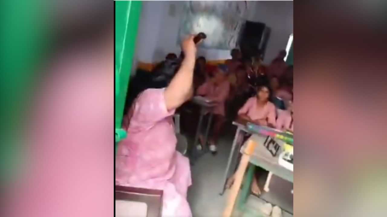 ਪ੍ਰਿੰਸੀਪਲ ਨੇ ਕਲਾਸ ਦੌਰਾਨ ਵਜਾਇਆ ਗਾਣਾ, ਫਿਰ ਕੀਤੀ ਸਿਰ ਦੀ ਮਾਲਿਸ਼! Teacher ਨੇ ਲੁਕ ਕੇ ਬਣਾਈ VIDEO ਪ੍ਰਿੰਸੀਪਲ ਨੇ ਕਲਾਸ ਦੌਰਾਨ ਵਜਾਇਆ ਗਾਣਾ, ਫਿਰ ਕੀਤੀ ਸਿਰ ਦੀ ਮਾਲਿਸ਼! Teacher ਨੇ ਲੁਕ ਕੇ ਬਣਾਈ VIDEO