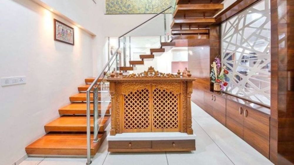 ਪੌੜੀਆਂ ਦੇ ਹੇਠਾਂ ਮੰਦਰ ਰੱਖਣ ਨਾਲ ਘਰ ਵਿੱਚ ਵਾਸਤੂ ਦੋਸ਼ ਪੈਦਾ ਹੁੰਦਾ ਹੈ ਜੋ ਪਰਿਵਾਰ ਦੇ ਮੈਂਬਰਾਂ ਦੀ ਸਫਲਤਾ ਵਿੱਚ ਰੁਕਾਵਟ ਬਣਦਾ ਹੈ। ਇਸ ਤੋਂ ਇਲਾਵਾ, ਘਰ ਦੀਆਂ ਪੌੜੀਆਂ ਦੇ ਹੇਠਾਂ ਮੰਦਰ ਹੋਣ ਨਾਲ ਘਰ ਦੇ ਸਾਰੇ ਮੈਂਬਰਾਂ ਦੀ ਸਿਹਤ 'ਤੇ ਡੂੰਘਾ ਪ੍ਰਭਾਵ ਪੈਂਦਾ ਹੈ।