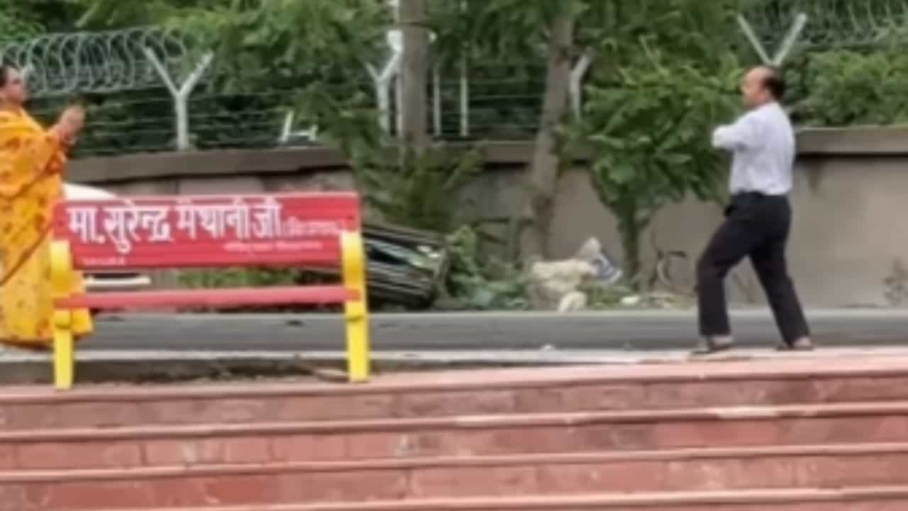 Uncle Dance Video: ਮਸਤੀ ਚ ਡਾਂਸ ਕਰ ਰਹੇ ਸੀ ਅੰਕਲ, ਪਤਨੀ ਬਣਾਉਣ ਲੱਗੀ ਪਤੀ ਦੀ REEL, ਲੋਕ ਬੋਲੇ- ਉਲਟਾ ਹੋ ਗਿਆ ਸੀਨ