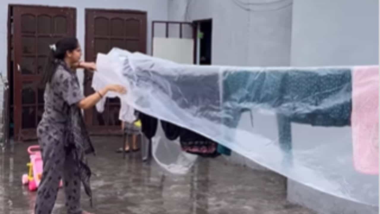 Viral Video: ਔਰਤ ਨੇ ਮੀਂਹ ਤੋਂ ਕੱਪੜਿਆਂ ਨੂੰ ਬਚਾਉਣ ਲਈ ਕੀਤਾ ਅਨੋਖਾ ਜੁਗਾੜ, ਲੋਕ ਬੋਲੇ- ਵਾਹ ਦੀਦੀ!