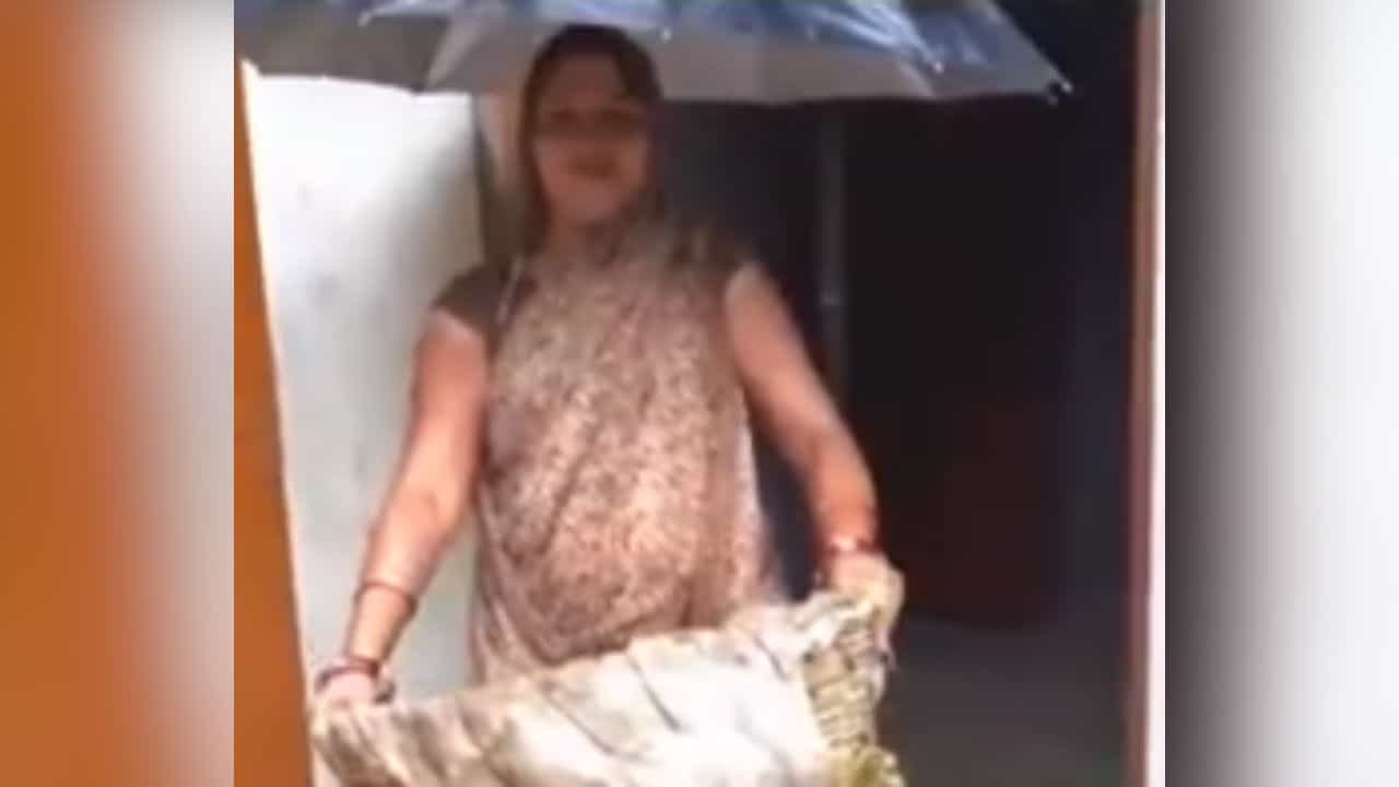 Hack Video: ਔਰਤ ਨੇ ਮੀਂਹ ਤੋਂ ਬਚਾਅ ਲਈ ਲਗਾਇਆ ਜੁਗਾੜ,  ਲੋਕ ਬੋਲੇ- ਭਾਰਤ ਤੋਂ ਬਾਹਰ ਨਹੀਂ ਜਾਣੀ ਚਾਹੀਦੀ ਇਹ ਤਕਨੀਕ