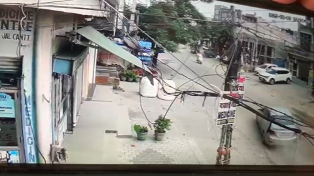 ਜਲੰਧਰ 'ਚ ਕਾਰ ਨੇ ਸਕੂਟੀ ਨੂੰ ਮਾਰੀ ਭਿਆਨਕ ਟੱਕਰ, ਕਈ ਫੁੱਟ ਹਵਾ 'ਚ ਉਛਲੀਆਂ ਔਰਤਾਂ