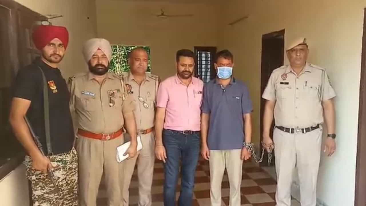 ਅੰਮ੍ਰਿਤਸਰ ਪੁਲਿਸ ਨੂੰ ਵੱਡੀ ਸਫ਼ਲਤਾ, ਜਿੰਦਾ ਗ੍ਰਨੇਡ ਸਮੇਤ ਗੈਂਗਸਟਰ ਗ੍ਰਿਫ਼ਤਾਰ ਅੰਮ੍ਰਿਤਸਰ ਪੁਲਿਸ ਨੂੰ ਵੱਡੀ ਸਫ਼ਲਤਾ, ਜਿੰਦਾ ਗ੍ਰਨੇਡ ਸਮੇਤ ਗੈਂਗਸਟਰ ਗ੍ਰਿਫ਼ਤਾਰ