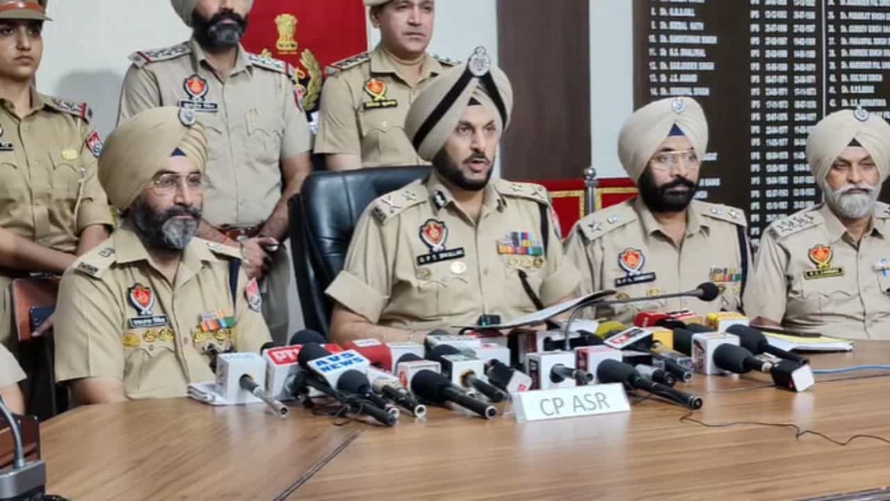 ਖਾਲਿਸਤਾਨੀ ਨਾਅਰੇ ਲਿਖਣ ਵਾਲੇ ਮਾਮਲੇ ਚ ਦਿੱਤਾ ਗਿਆ ਸੀ ਪੈਸੇ ਦਾ ਲਾਲਚ, ਨਾਬਾਲਿਗ ਸਮੇਤ 2 ਕਾਬੂ ਖਾਲਿਸਤਾਨੀ ਨਾਅਰੇ ਲਿਖਣ ਵਾਲੇ ਮਾਮਲੇ ਚ ਦਿੱਤਾ ਗਿਆ ਸੀ ਪੈਸੇ ਦਾ ਲਾਲਚ, ਨਾਬਾਲਿਗ ਸਮੇਤ 2 ਕਾਬੂ