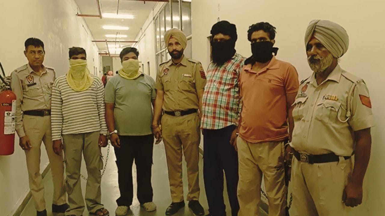 ਅੰਮ੍ਰਿਤਸਰ 'ਚ 8 ਤਸਕਰ ਗ੍ਰਿਫ਼ਤਾਰ, ਜੱਗੂ ਨਾਲ ਲਿੰਕ, 8 ਪਿਸਤੌਲਾਂ ਬਰਾਮਦ