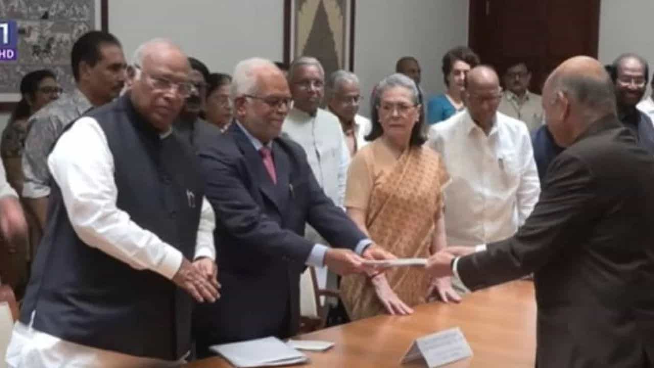 INDIA ਗਠਜੋੜ ਉਮੀਦਵਾਰ ਬੀ ਸੁਦਰਸ਼ਨ ਰੈੱਡੀ ਨੇ ਦਾਖਲ ਕੀਤਾ ਨਾਮਜ਼ਦਗੀ ਪੱਤਰ, ਰਾਹੁਲ ਸਮੇਤ ਕਈ ਵਿਰੋਧੀ ਆਗੂ ਮੌਜੂਦ