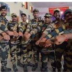 Raksha Bandhan ਦੀਆਂ ਰੌਣਕਾਂ, ਔਰਤਾਂ ਤੇ ਬੱਚਿਆਂ ਨੇ ਪੁਲਿਸ ਤੇ BSF ਜਵਾਨਾਂ ਦੇ ਬੰਨ੍ਹੀ ਰੱਖੜੀ Raksha Bandhan ਦੀਆਂ ਰੌਣਕਾਂ, ਔਰਤਾਂ ਤੇ ਬੱਚਿਆਂ ਨੇ ਪੁਲਿਸ ਤੇ BSF ਜਵਾਨਾਂ ਦੇ ਬੰਨ੍ਹੀ ਰੱਖੜੀ