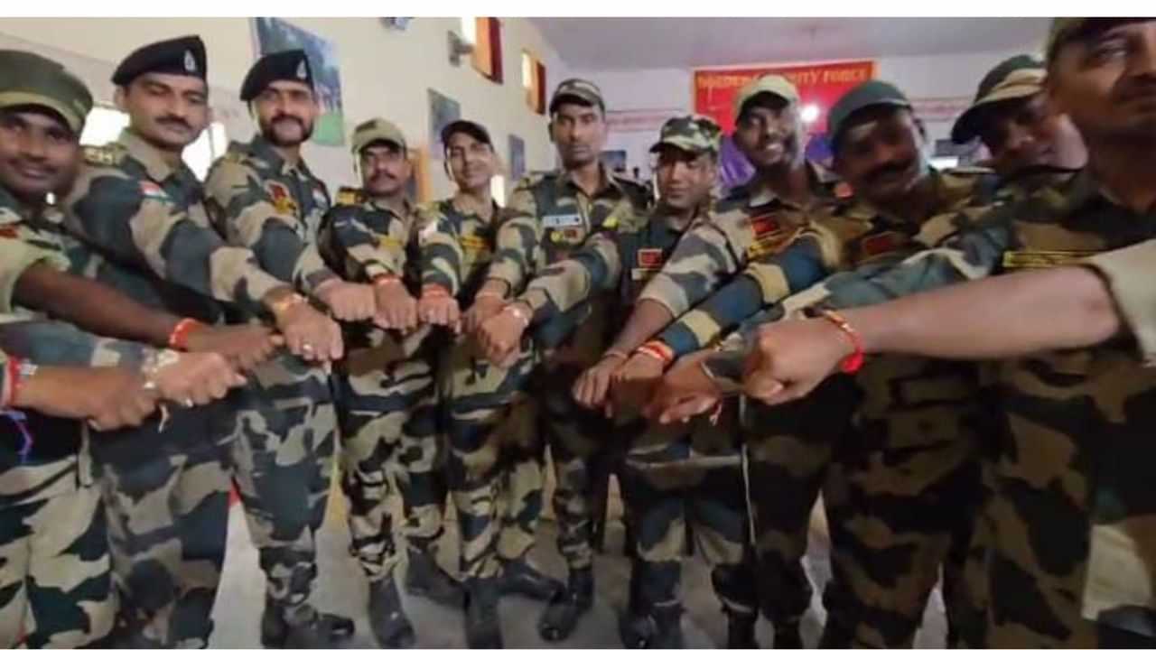 Raksha Bandhan ਦੀਆਂ ਰੌਣਕਾਂ, ਔਰਤਾਂ ਤੇ ਬੱਚਿਆਂ ਨੇ ਪੁਲਿਸ ਤੇ BSF ਜਵਾਨਾਂ ਦੇ ਬੰਨ੍ਹੀ ਰੱਖੜੀ Raksha Bandhan ਦੀਆਂ ਰੌਣਕਾਂ, ਔਰਤਾਂ ਤੇ ਬੱਚਿਆਂ ਨੇ ਪੁਲਿਸ ਤੇ BSF ਜਵਾਨਾਂ ਦੇ ਬੰਨ੍ਹੀ ਰੱਖੜੀ