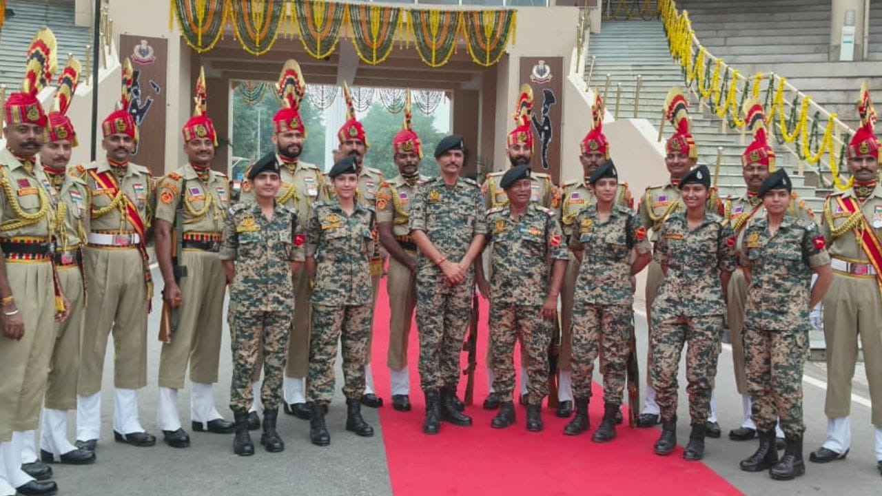 ਆਜ਼ਾਦੀ ਦੇ ਜਸ਼ਨ 'ਚ ਡੁੱਬਿਆ ਅਟਾਰੀ ਬਾਰਡਰ, ਸਰਹੱਦ ਦੇ ਲਹਿਰਾਇਆ ਤਿਰੰਗਾ, ਆਪ੍ਰੇਸ਼ਨ ਸਿੰਦੂਰ ਦੀ ਯਾਦ ਕੀਤੀ ਤਾਜ਼ਾ