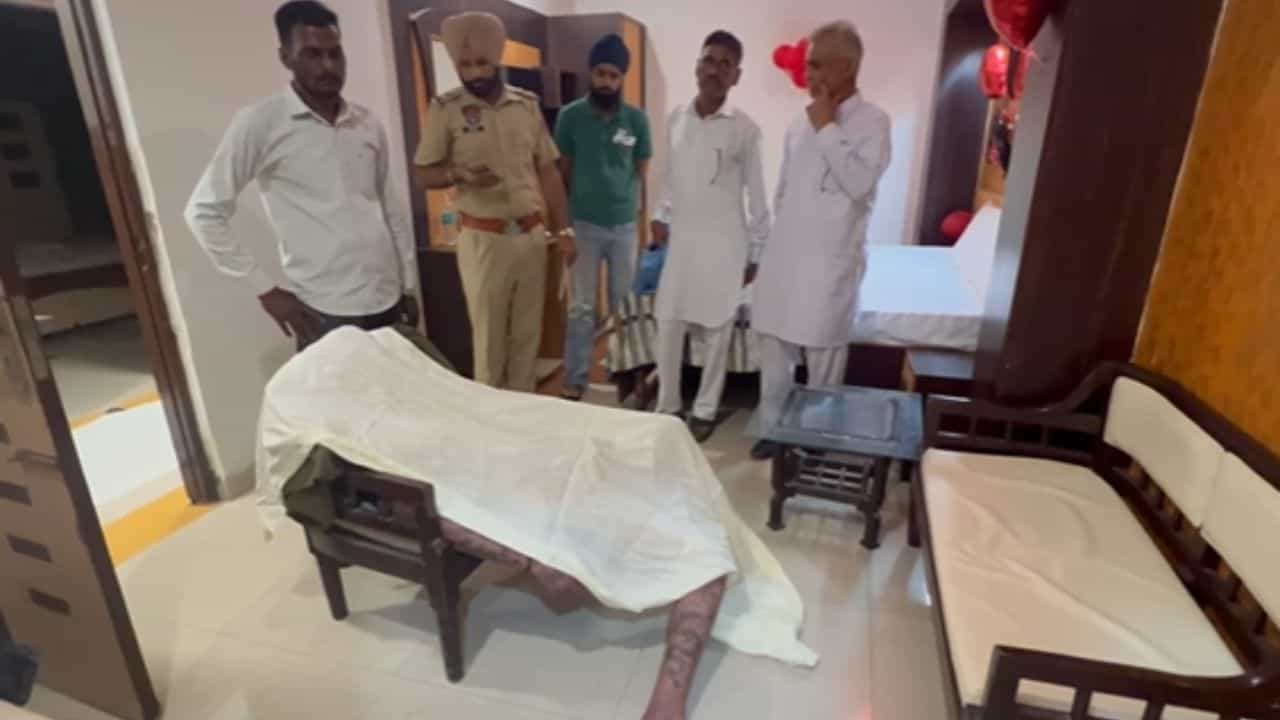 ਬਠਿੰਡਾ ਦੇ ਹੋਟਲ ਚੋਂ ਮਿਲੀ ਨੌਜਵਾਨ ਦੀ ਲਾਸ਼, ਪੁਲਿਸ ਕਰ ਰਹੀ ਮਾਮਲੇ ਜਾਂਚ ਬਠਿੰਡਾ ਦੇ ਹੋਟਲ ਚੋਂ ਮਿਲੀ ਨੌਜਵਾਨ ਦੀ ਲਾਸ਼, ਪੁਲਿਸ ਕਰ ਰਹੀ ਮਾਮਲੇ ਜਾਂਚ