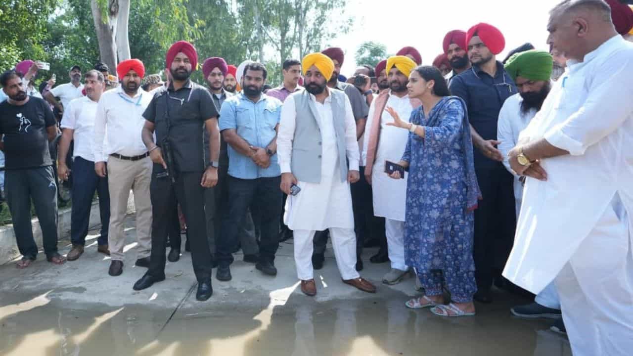 ਮੁਸ਼ਕਲ ਘੜੀ ਚ ਤਨਦੇਹੀ ਨਾਲ ਕੰਮ ਕਰ ਰਹੀ ਸਰਕਾਰ, ਹੜ੍ਹ ਪ੍ਰਭਾਵਿਤ ਇਲਾਕੇ ਚ CM ਭਗਵੰਤ ਮਾਨ ਦਾ ਦੌਰਾ ਮੁਸ਼ਕਲ ਘੜੀ ਚ ਤਨਦੇਹੀ ਨਾਲ ਕੰਮ ਕਰ ਰਹੀ ਸਰਕਾਰ, ਹੜ੍ਹ ਪ੍ਰਭਾਵਿਤ ਇਲਾਕੇ ਚ CM ਭਗਵੰਤ ਮਾਨ ਦਾ ਦੌਰਾ