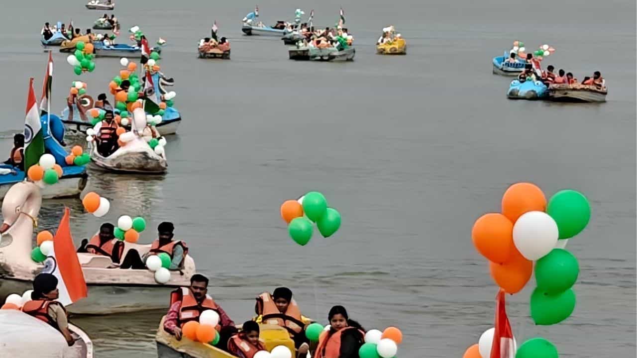 ਚੰਡੀਗੜ੍ਹ ਚ ਤਿਰੰਗੇ ਨਾਲ ਸਜੀ ਸੁਖਨਾ ਝੀਲ: ਅਸਮਾਨ ਵਿੱਚ ਲਹਿਰਾਏ ਗੁਬਾਰੇ, ਭਾਰਤ ਮਾਤਾ ਕੀ ਜੈ ਦੇ ਨਾਅਰਿਆਂ ਨਾਲ ਗੂੰਜਿਆ ਮਾਹੌਲ ਚੰਡੀਗੜ੍ਹ ਚ ਤਿਰੰਗੇ ਨਾਲ ਸਜੀ ਸੁਖਨਾ ਝੀਲ: ਅਸਮਾਨ ਵਿੱਚ ਲਹਿਰਾਏ ਗੁਬਾਰੇ, ਭਾਰਤ ਮਾਤਾ ਕੀ ਜੈ ਦੇ ਨਾਅਰਿਆਂ ਨਾਲ ਗੂੰਜਿਆ ਮਾਹੌਲ