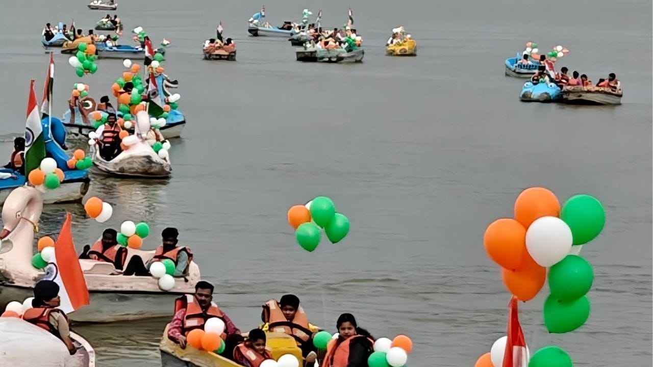 ਚੰਡੀਗੜ੍ਹ 'ਚ ਤਿਰੰਗੇ ਨਾਲ ਸਜੀ ਸੁਖਨਾ ਝੀਲ: ਅਸਮਾਨ ਵਿੱਚ ਲਹਿਰਾਏ ਗੁਬਾਰੇ, 'ਭਾਰਤ ਮਾਤਾ ਕੀ ਜੈ' ਦੇ ਨਾਅਰਿਆਂ ਨਾਲ ਗੂੰਜਿਆ ਮਾਹੌਲ