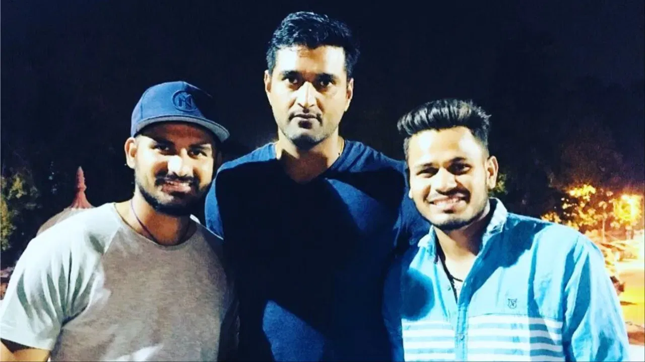 ਹੁਣ ਸਵਾਲ ਇਹ ਹੈ ਕਿ ਉਹ ਖਿਡਾਰੀ ਕੌਣ ਹੈ? ਜੇਕਰ ਅਸੀਂ ਭਾਰਤ ਤੋਂ ਸ਼ੁਰੂਆਤ ਕਰੀਏ, ਤਾਂ ਪਹਿਲਾ ਨਾਮ ਪੰਕਜ ਸਿੰਘ ਹੈ। ਇਸ ਸੱਜੇ ਹੱਥ ਦੇ ਮੱਧਮ ਤੇਜ਼ ਗੇਂਦਬਾਜ਼ ਖਿਡਾਰੀ ਨੇ 2010 ਵਿੱਚ ਆਪਣਾ ਅੰਤਰਰਾਸ਼ਟਰੀ ਡੈਬਿਊ ਕੀਤਾ ਸੀ। ਉਸ ਨੇ ਹਰਾਰੇ ਵਿੱਚ ਸ਼੍ਰੀਲੰਕਾ ਵਿਰੁੱਧ ਆਪਣਾ ਪਹਿਲਾ ਇੱਕ ਰੋਜ਼ਾ ਮੈਚ ਖੇਡਿਆ। ਪਰ ਉਸ ਇੱਕ ਮੈਚ ਤੋਂ ਬਾਅਦ, ਉਹ 4 ਸਾਲਾਂ ਲਈ ਲਾਪਤਾ ਹੋ ਗਿਆ। 4 ਸਾਲਾਂ ਬਾਅਦ, ਉਸਨੇ 2014 ਵਿੱਚ ਆਪਣਾ ਟੈਸਟ ਡੈਬਿਊ ਕੀਤਾ। ਉਸਨੇ ਸਾਊਥੈਂਪਟਨ ਵਿੱਚ ਇੰਗਲੈਂਡ ਵਿਰੁੱਧ ਆਪਣਾ ਪਹਿਲਾ ਟੈਸਟ ਖੇਡਿਆ। ਉਸ ਤੋਂ ਬਾਅਦ, ਉਸ ਨੇ ਮੈਨਚੈਸਟਰ ਵਿੱਚ ਇੰਗਲੈਂਡ ਵਿੱਚ ਇੱਕ ਹੋਰ ਟੈਸਟ ਖੇਡਿਆ। ਪਰ, ਉਸ ਤੋਂ ਬਾਅਦ ਉਹ ਦੁਬਾਰਾ ਕਦੇ ਨਹੀਂ ਖੇਡ ਸਕਿਆ। ਯਾਨੀ, ਉਹ ਸਿਰਫ਼ 3 ਅੰਤਰਰਾਸ਼ਟਰੀ ਮੈਚ ਖੇਡਣ ਤੋਂ ਬਾਅਦ ਲਾਪਤਾ ਹੋ ਗਿਆ। (Photo: Instagram)