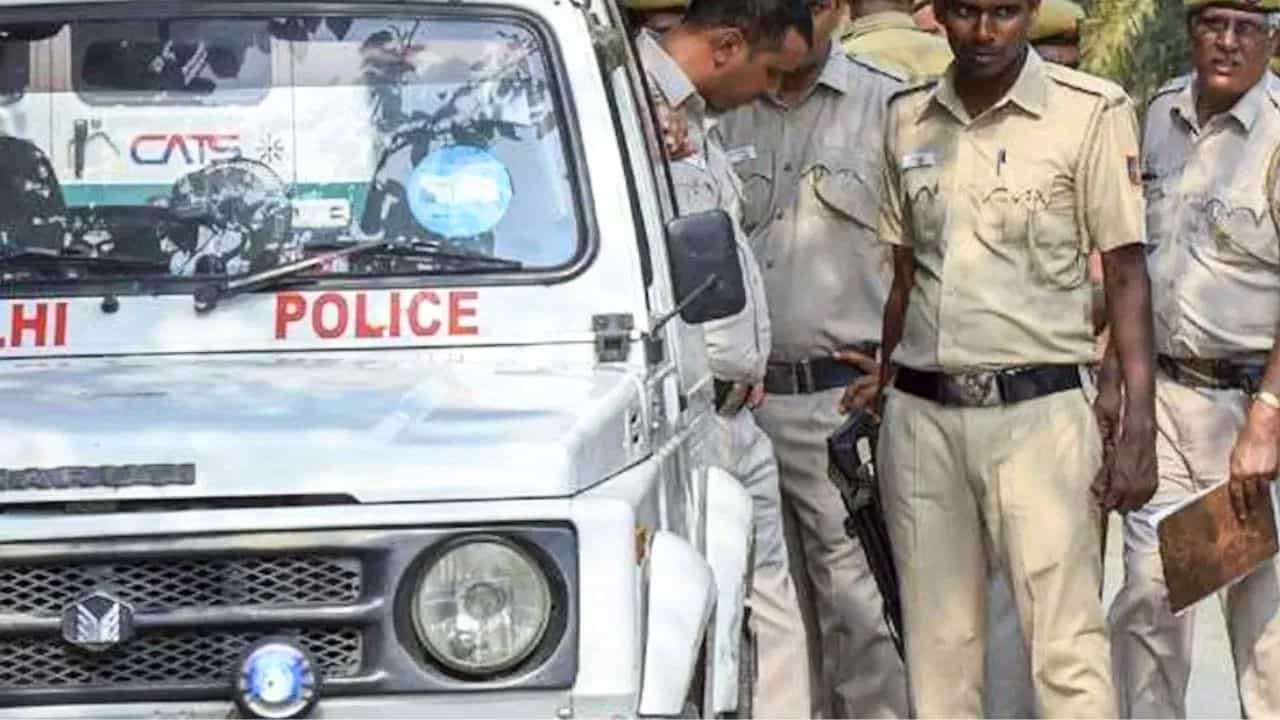 ਦਿੱਲੀ ਵਿੱਚ ਮੁੜ ਸਕੂਲ ਨੂੰ ਬੰਬ ਨਾਲ ਉਡਾਉਣ ਦੀ ਧਮਕੀ, DPS ਨੂੰ ਆਇਆ ਮੇਲ; ਖਾਲੀ ਕਰਵਾਇਆ ਕੈਂਪਸ ਦਿੱਲੀ ਵਿੱਚ ਮੁੜ ਸਕੂਲ ਨੂੰ ਬੰਬ ਨਾਲ ਉਡਾਉਣ ਦੀ ਧਮਕੀ, DPS ਨੂੰ ਆਇਆ ਮੇਲ; ਖਾਲੀ ਕਰਵਾਇਆ ਕੈਂਪਸ