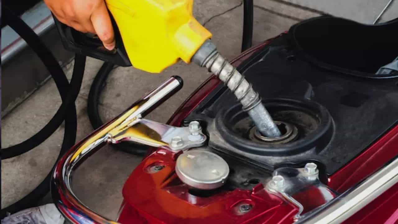 BS3 ਵਾਹਨਾਂ ਵਿੱਚ ਇਸ ਤਰ੍ਹਾਂ ਭਰ ਸਕਦੇ ਹੋ E20 ਪੈਟਰੋਲ,ਨਹੀਂ ਹੋਵੇਗੀ ਕੋਈ ਸਮੱਸਿਆ, ਬਸ ਕਰਨਾ ਪਵੇਗਾ ਇਹ ਕੰਮ BS3 ਵਾਹਨਾਂ ਵਿੱਚ ਇਸ ਤਰ੍ਹਾਂ ਭਰ ਸਕਦੇ ਹੋ E20 ਪੈਟਰੋਲ,ਨਹੀਂ ਹੋਵੇਗੀ ਕੋਈ ਸਮੱਸਿਆ, ਬਸ ਕਰਨਾ ਪਵੇਗਾ ਇਹ ਕੰਮ