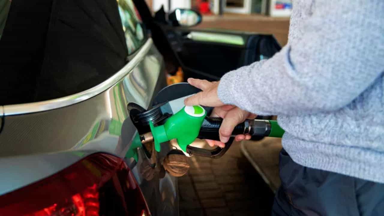 ਕੀ ਈਥਾਨੌਲ ਪੈਟਰੋਲ ਕਾਰਨ ਕਾਰ ਦੀ ਮਾਈਲੇਜ ਘੱਟ ਗਈ? ਸਰਕਾਰ ਨੇ ਦਾਅਵੇ ਦਾ ਦਿੱਤਾ ਜਵਾਬ ਕੀ ਈਥਾਨੌਲ ਪੈਟਰੋਲ ਕਾਰਨ ਕਾਰ ਦੀ ਮਾਈਲੇਜ ਘੱਟ ਗਈ? ਸਰਕਾਰ ਨੇ ਦਾਅਵੇ ਦਾ ਦਿੱਤਾ ਜਵਾਬ