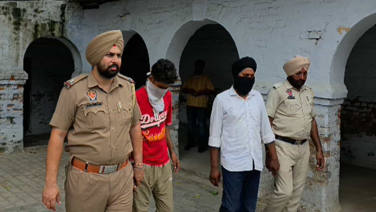 ਨਕਲੀ ਪੁਲਿਸ ਮੁਲਾਜ਼ਮ ਬਣ ਕਰਦੇ ਸਨ ਠੱਗੀਆਂ, ਗਿੱਦੜਬਾਹਾ ਚ ਪੁਲਿਸ ਨੇ ਕੀਤਾ ਕਾਬੂ