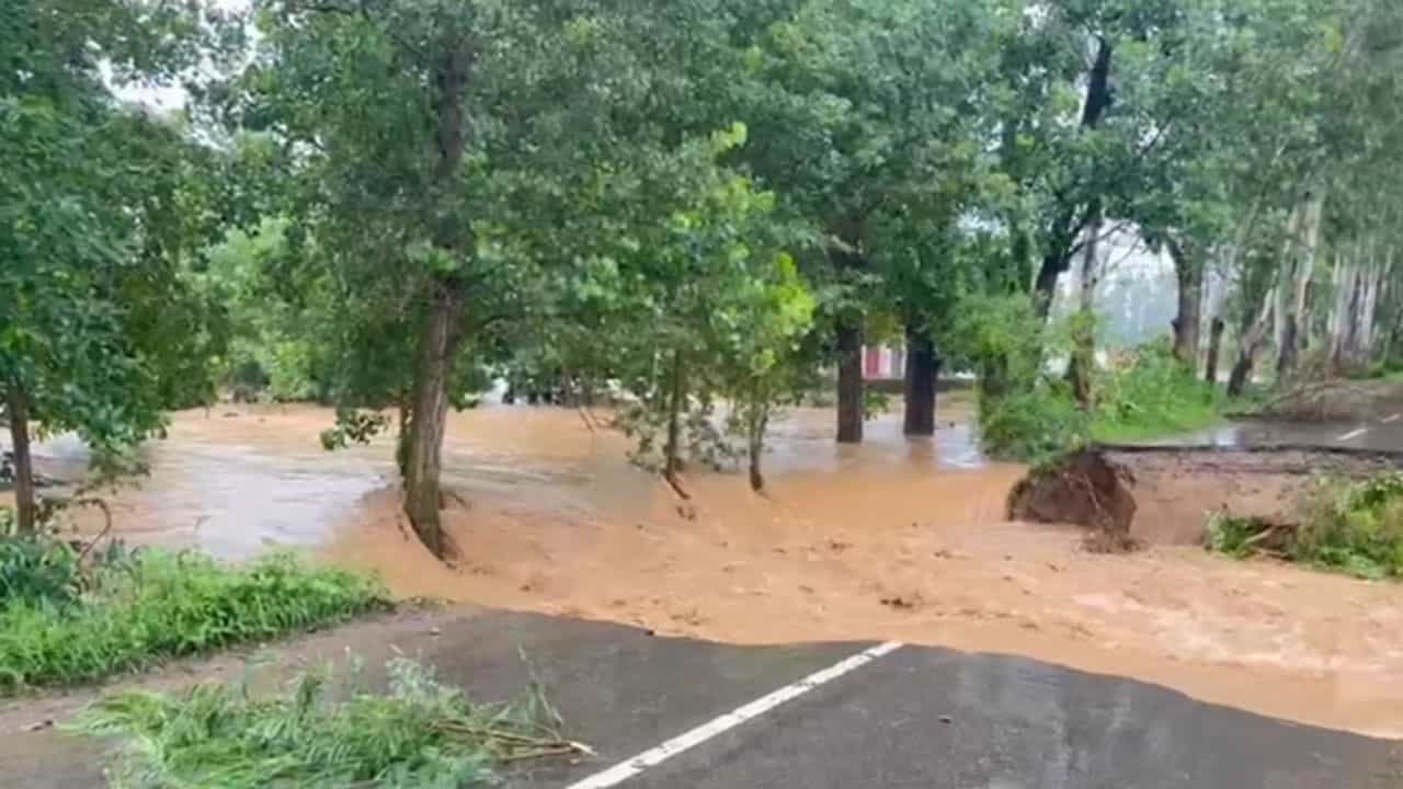 ਪਠਾਨਕੋਟ ਦੇ ਜਲਾਲੀਆ ਦਰਿਆ ਚ ਉਫਾਨ, ਲੋਕਾਂ ਦੀਆਂ ਵਧੀਆਂ ਮੁਸ਼ਕਲਾਂ ਪਠਾਨਕੋਟ ਦੇ ਜਲਾਲੀਆ ਦਰਿਆ ਚ ਉਫਾਨ, ਲੋਕਾਂ ਦੀਆਂ ਵਧੀਆਂ ਮੁਸ਼ਕਲਾਂ