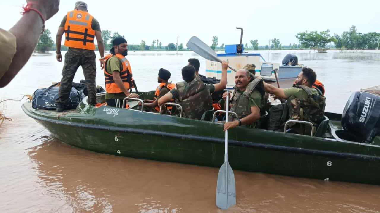 ਹੜ੍ਹਾਂ ਦੇ ਵਿਚਕਾਰ BSF ਜਵਾਨ ਬਣੇ ਫਰਿਸ਼ਤੇ, 1200 ਲੋਕਾਂ ਦੀ ਕੀਤਾ ਰੈਸਕਿਊ
