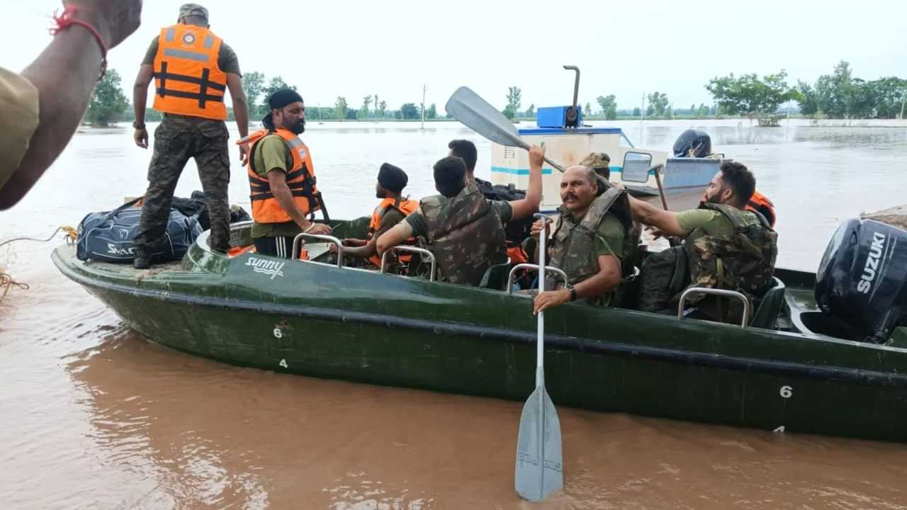 ਹੜ੍ਹਾਂ ਦੇ ਵਿਚਕਾਰ BSF ਜਵਾਨ ਬਣੇ ਫਰਿਸ਼ਤੇ, 1200 ਲੋਕਾਂ ਦੀ ਕੀਤਾ ਰੈਸਕਿਊ ਹੜ੍ਹਾਂ ਦੇ ਵਿਚਕਾਰ BSF ਜਵਾਨ ਬਣੇ ਫਰਿਸ਼ਤੇ, 1200 ਲੋਕਾਂ ਦੀ ਕੀਤਾ ਰੈਸਕਿਊ