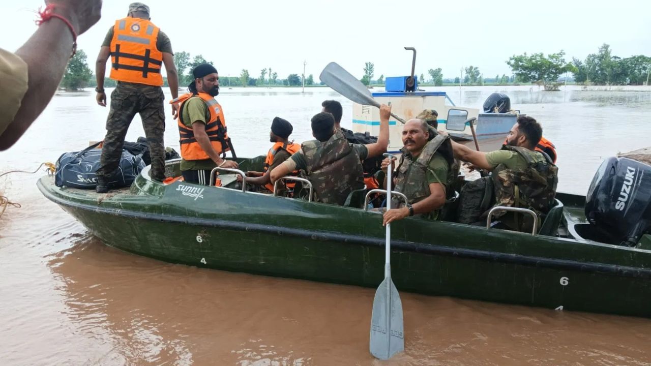 ਹੜ੍ਹਾਂ ਦੇ ਵਿਚਕਾਰ BSF ਜਵਾਨ ਬਣੇ ਫਰਿਸ਼ਤੇ, 1200 ਲੋਕਾਂ ਦੀ ਕੀਤਾ ਰੈਸਕਿਊ