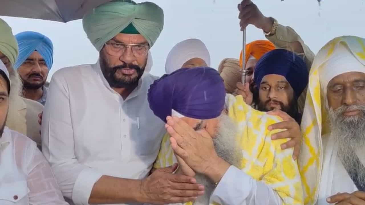ਹੜ ਕਾਰਨ ਹੋਈ ਬਰਬਾਦੀ ਦੇਖ ਭਾਵੁਕ ਹੋਏ ਹੈੱਡ ਗ੍ਰੰਥੀ, ਲੋਕਾਂ ਨੂੰ ਕੀਤੀ ਇੱਕਜੁੱਟ ਰਹਿਣ ਦੀ ਅਪੀਲ